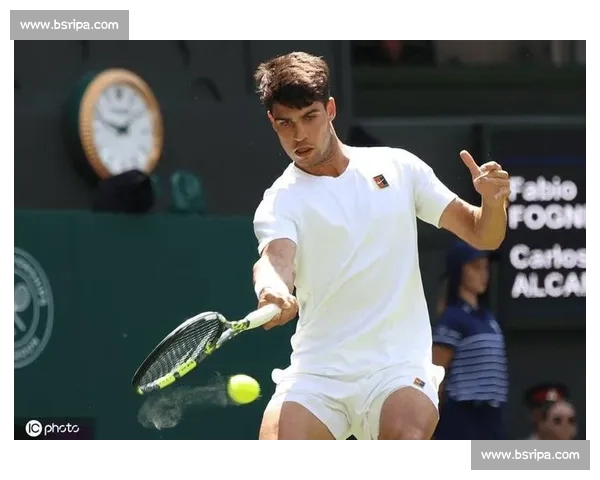 弗格尼尼温网谢幕战泪别网坛 阿尔卡拉斯暖心赠球衣圆爱子珍藏梦