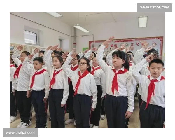 国歌奏响时，他们用身体为孩子撑起晴空